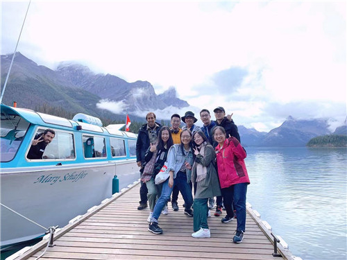 在卡尔加里的交换旅游,后排左二.jpg